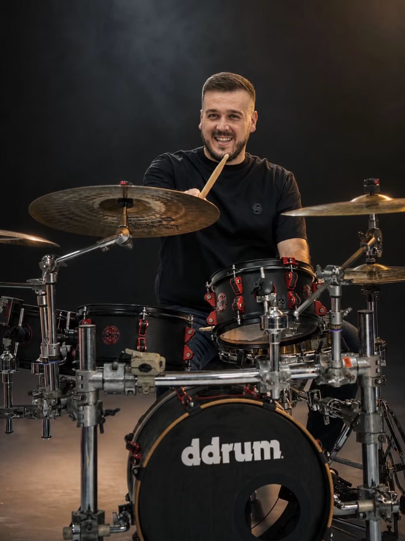 Bubnjar PUZZLE BAND-a za bubnjevima